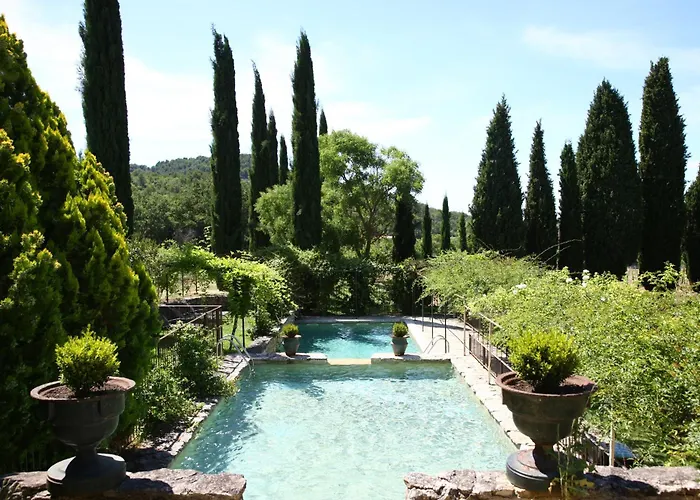 Menerbes Hotels