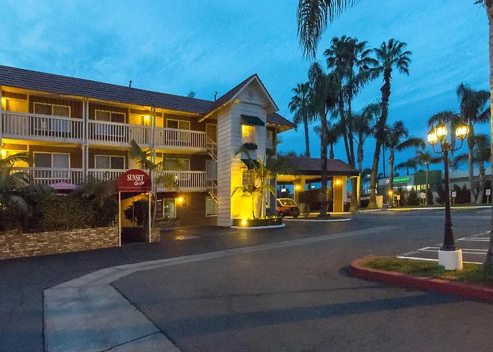 Ramada By Wyndham Costa Mesa/Newport Beach