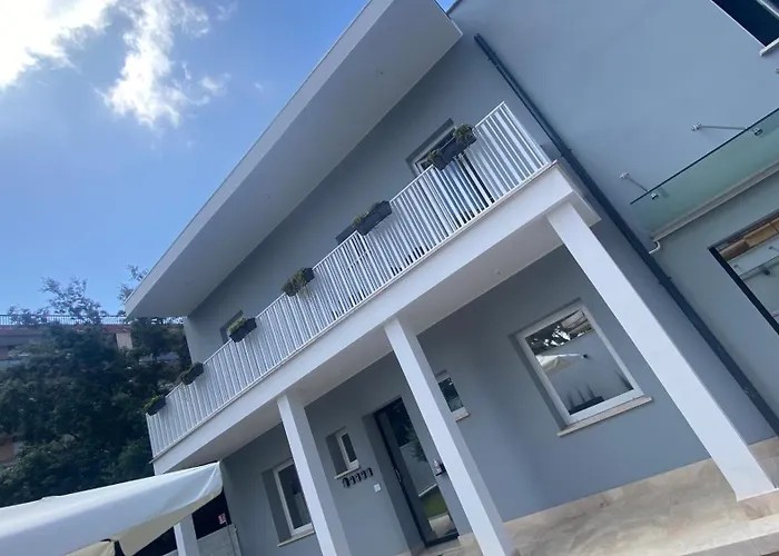 Grey House Guest House Luxury Latina