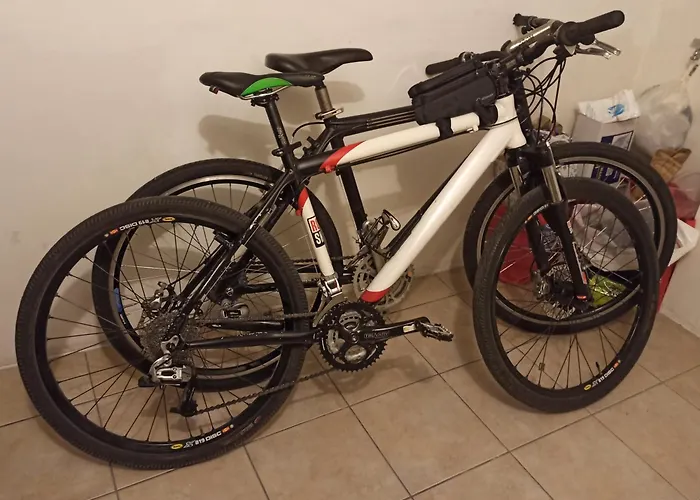 Casa Fuori Casa - aria condizionata, parcheggio auto, garage moto