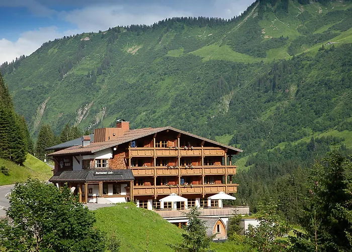 Das alpine Lifestyle Berghotel Madlener Damüls