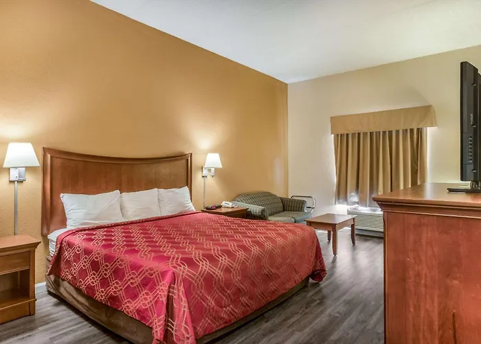 Econo Lodge Inn & Suites Marietta Near Dobbins Arb