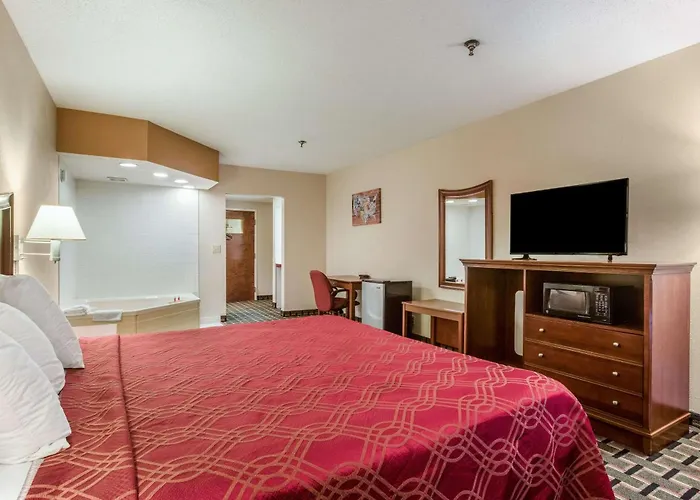 Econo Lodge Inn & Suites Marietta Near Dobbins Arb