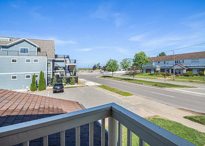 Ludington Pier House Motel