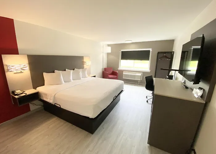 Ramada By Wyndham Tuscaloosa Hotel