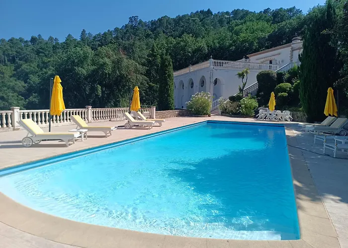 Chambre Luxueuse Avec Immense Piscine Vue Sur La Baie De Cannes Et L Esterel Avec Possibilite De Cabine 3 Personnes