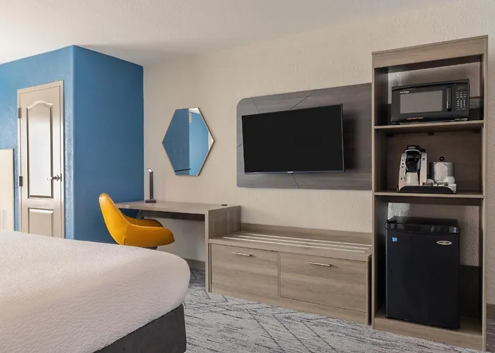Holiday Inn Express & Suites Kansas City Airport By Ihg