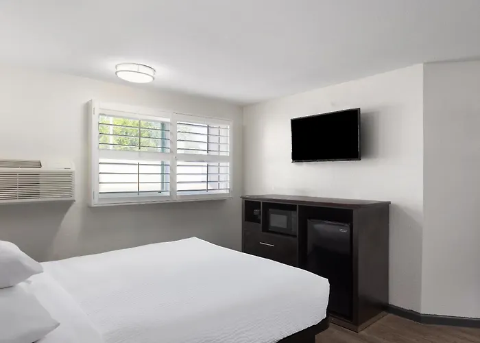 Ramada By Wyndham Medford Airport North Motel