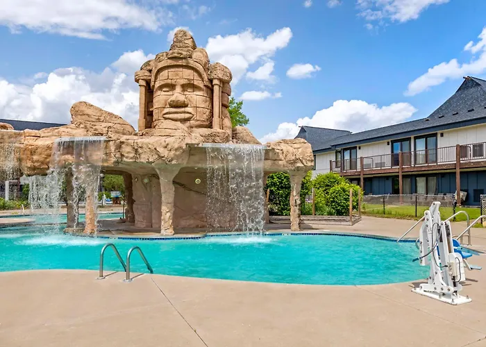 Polynesian Hotel & Suites Wisconsin Dells