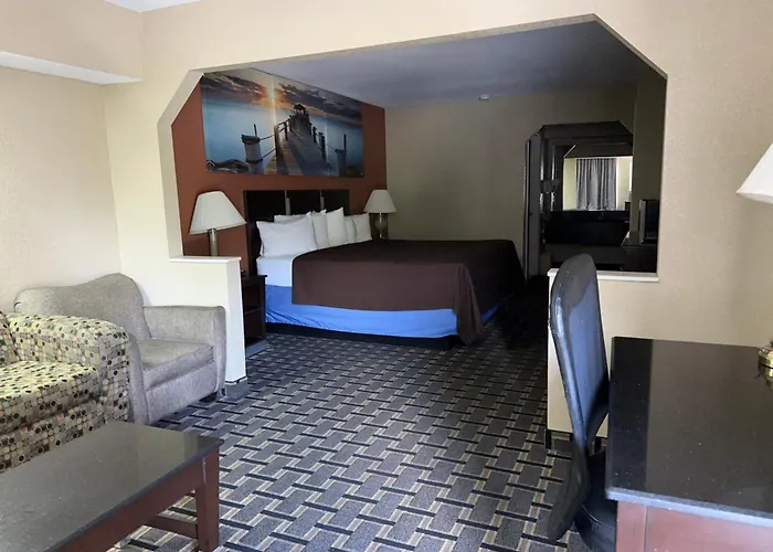 Days Inn & Suites By Wyndham Pine Bluff
