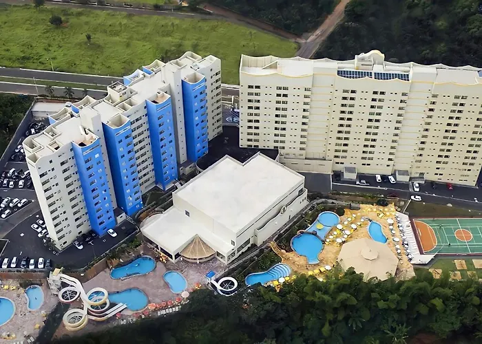 Águas Termais Naturais Piscinas Quentes 24 horas mais Acesso Incluso aos Parques Aquáticos dos Resorts Golden Dolphin Grande Hotel em Caldas Novas