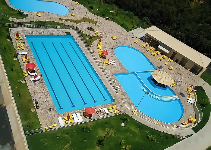Águas Termais Naturais Piscinas Quentes 24 horas mais Acesso Incluso aos Parques Aquáticos dos Resorts Golden Dolphin Grande Hotel em Caldas Novas