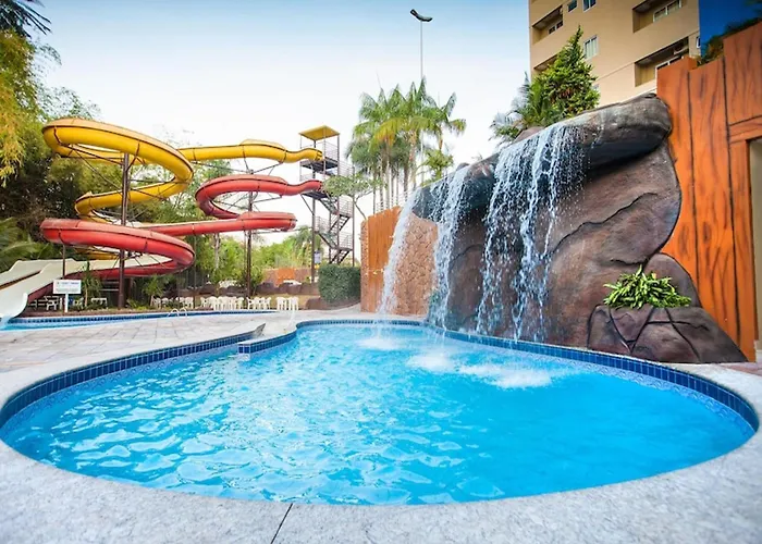 Águas Termais Naturais Piscinas Quentes 24 horas mais Acesso Incluso aos Parques Aquáticos dos Resorts Golden Dolphin Grande Hotel em Caldas Novas