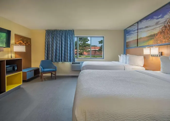 Days Inn & Suites By Wyndham Waterloo