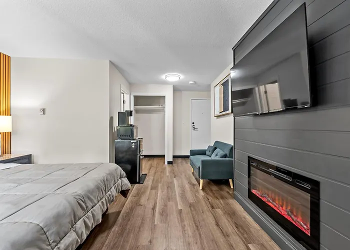 Marshfield Hotels