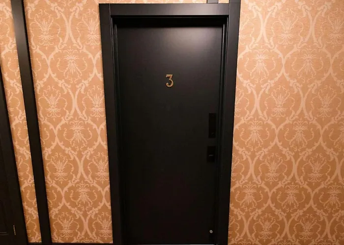 Speakeasy Queen Suite