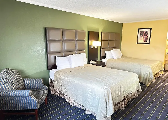 Rodeway Inn & Suites Plymouth Hwy 64
