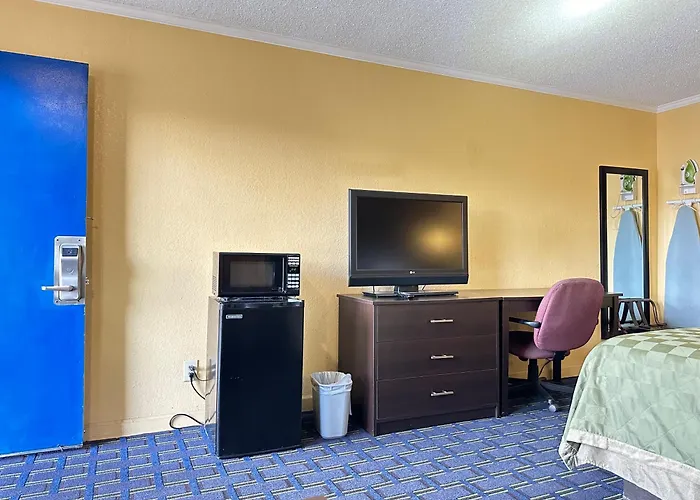 Rodeway Inn & Suites Plymouth Hwy 64