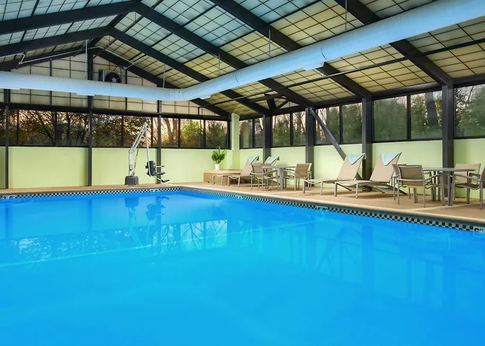 Elmhurst Hotels