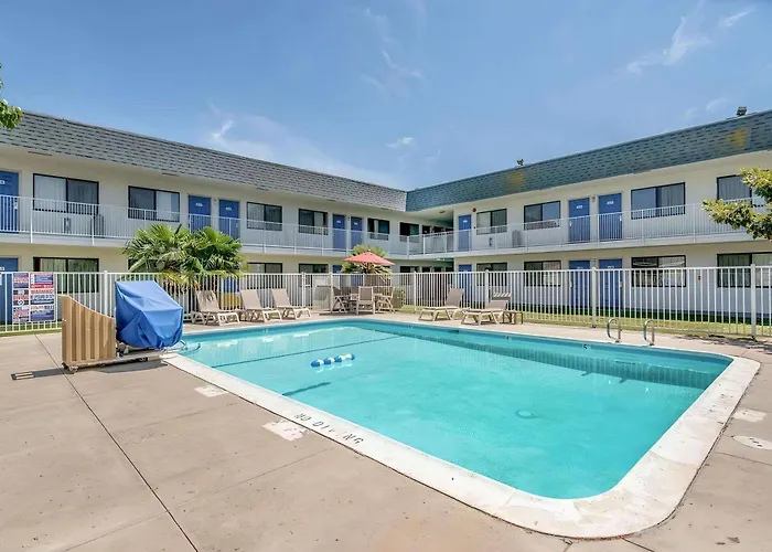 Super 8 By Wyndham Tracy Hotel