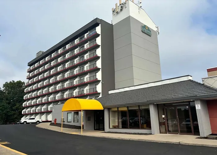 La Quinta By Wyndham Stamford / New York City