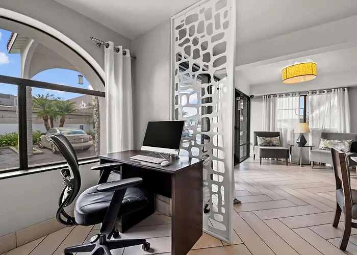 Los Alamitos Hotels
