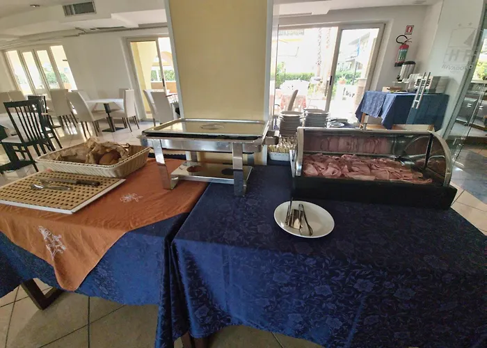 Hotel Rivadoro-Spiaggia ombrellone e lettini-Piscina-Parcheggio