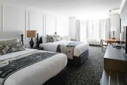 Cow Hollow Inn And Suites