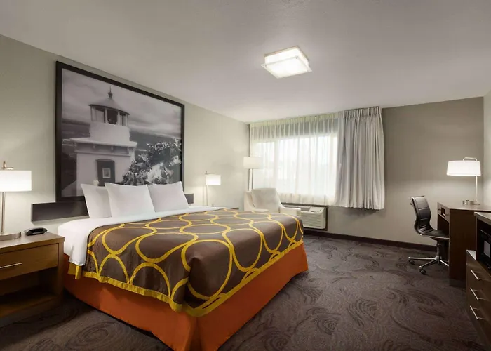 Super 8 By Wyndham Eureka Hotel