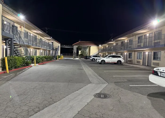 Baymont By Wyndham Bakersfield Hotel