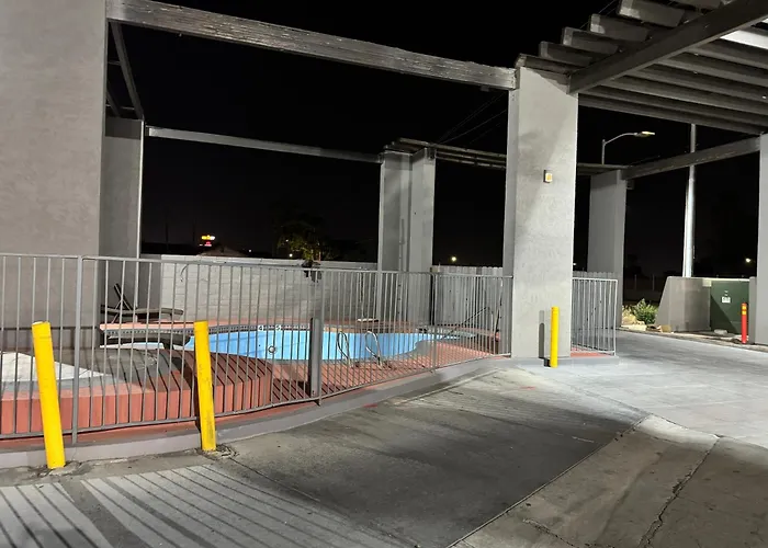 Baymont By Wyndham Bakersfield Hotel