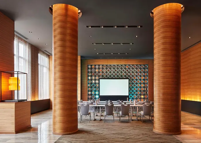 The Lofton Hotel Minneapolis, Tapestry Collection By Hilton