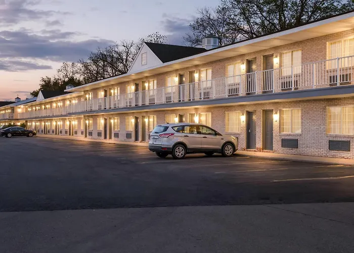 Whitmore Lake Hotels