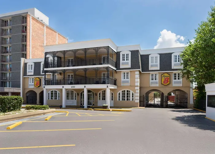 Super 8 By Wyndham New Orleans Hotel