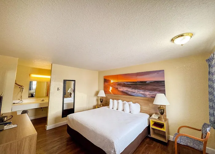 Days Inn By Wyndham Mackinaw City - Lakeview