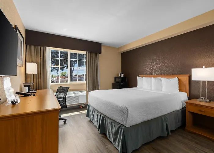 Ramada By Wyndham Portland Hotel