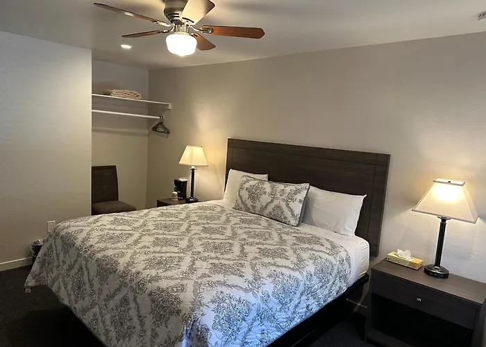 Lee Vining Hotels