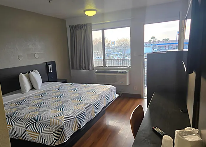 Super 8 By Wyndham Tracy Hotel