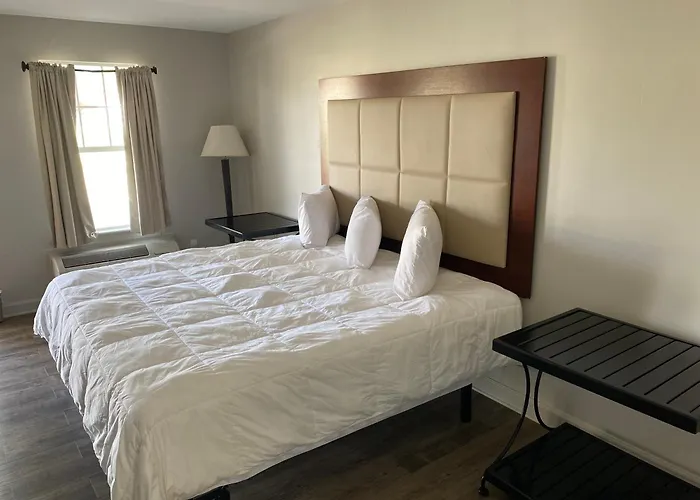 Glennville Hotels