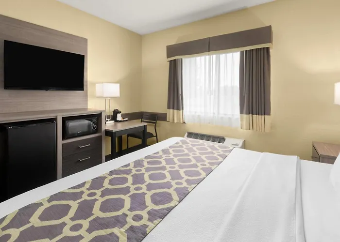 Baymont By Wyndham Paw Paw Hotel