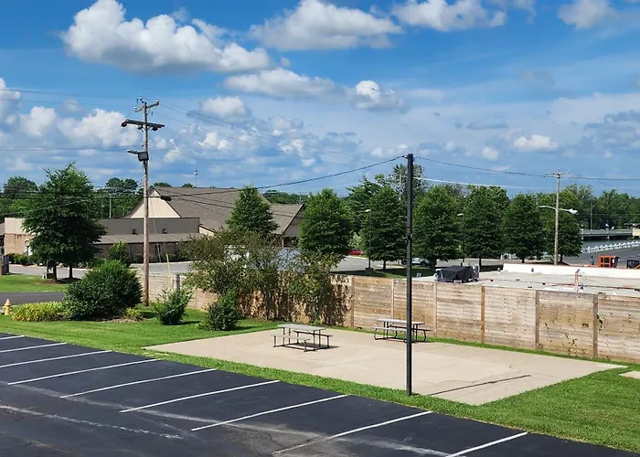 Drakes Creek Inn - Formerly The Relax Inn Hendersonville