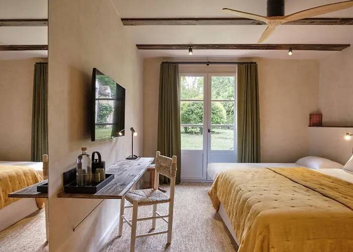 Villiers-le-Mahieu Hotels