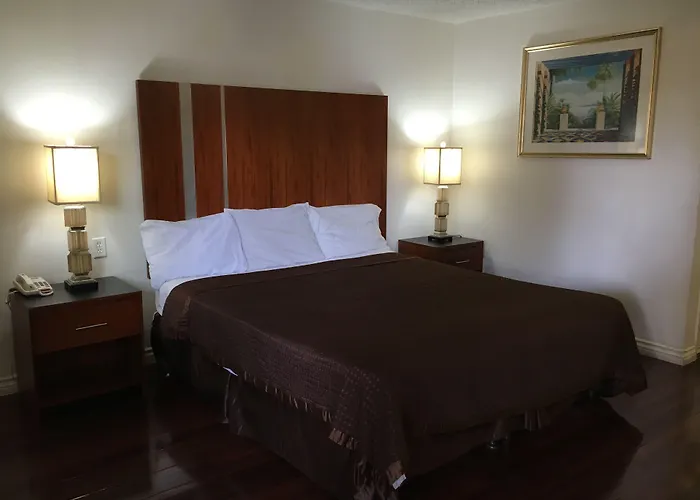Riverside Inn & Suites