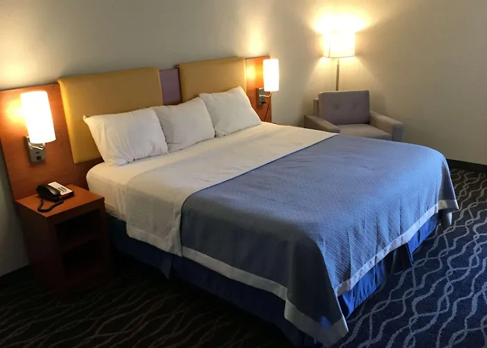 Days Inn & Suites By Wyndham Cincinnati North Springdale
