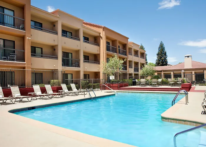 Courtyard By Marriott Bakersfield Hotel