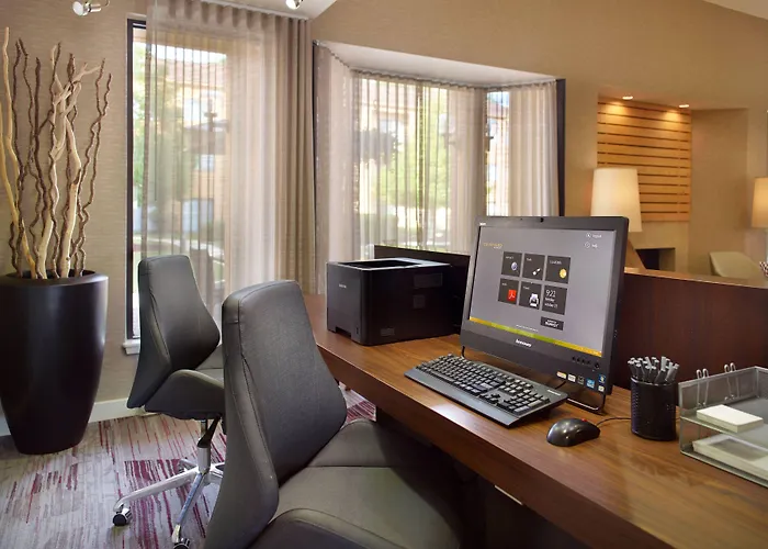 Courtyard By Marriott Fayetteville