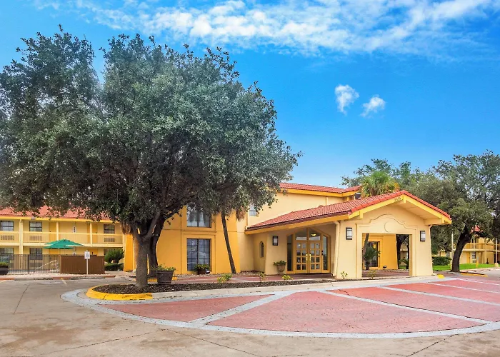 Super 8 By Wyndham Eagle Pass Hotel