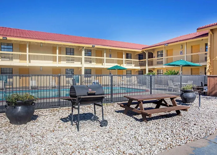 Super 8 By Wyndham Eagle Pass Hotel