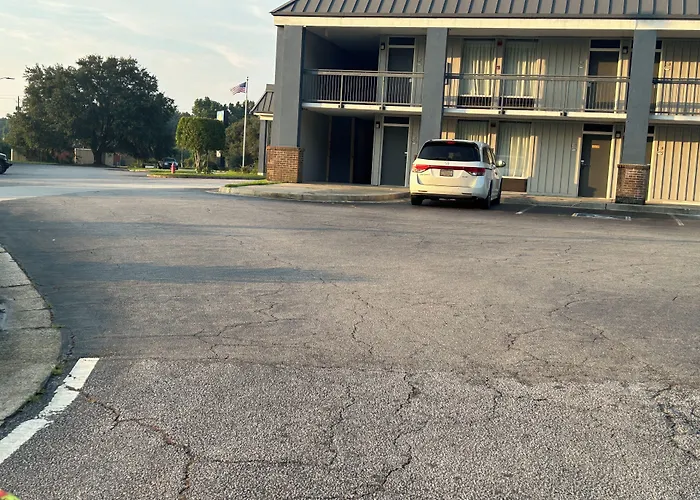 Days Inn By Wyndham Hinesville Near Fort Stewart, Newly Renovated, Free Hot Breakfast, Restaurant And Bar