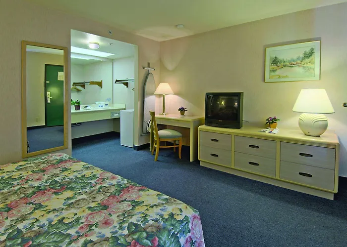 Howard Johnson By Wyndham Norco